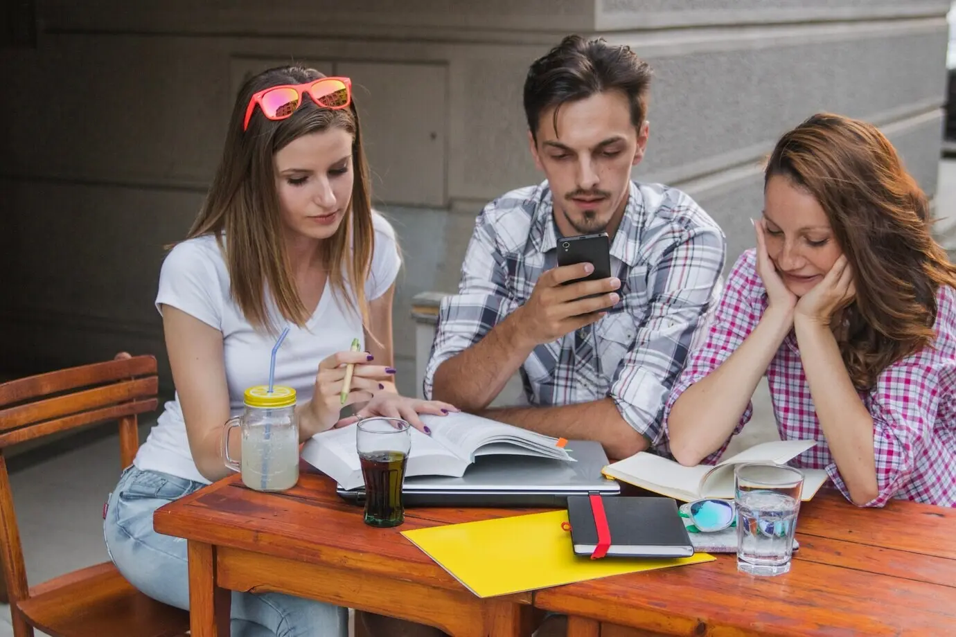 Studierende arbeiten gemeinsam in einem Café